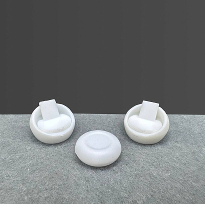 Два кресла‑шара и столик‑блин для макета KÅPSUL